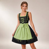 Dirndl mit grüner Schürze und Schnürung