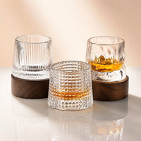 Drejende whiskyglas med træunderlag | EdoDreh