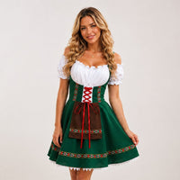 Grünes Dirndl mit weißer Bluse